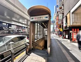出入口6から地上に出る