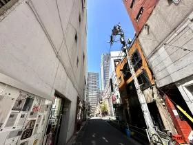 左に曲がったら細い道を直進する