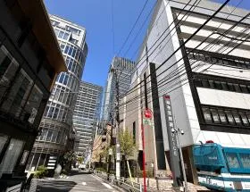 麻布警察署を通過し、右に曲がれば当ビル着