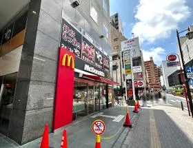 マクドナルドを通過し、三田通りまで直進する