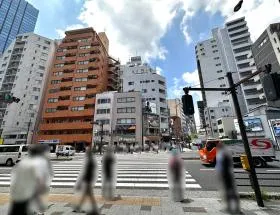 横断歩道を渡って三田通りの1つ奥まで進み、左に曲がれば当ビル着
