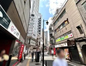 地上に出たら左へ進む