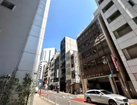 地上に出て左に進めば当ビル着
