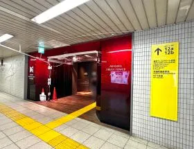 出入口12aを目指す
