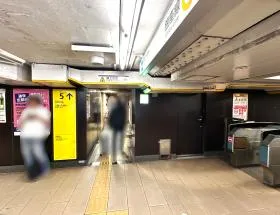 出入口5を目指す