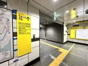 出入口1a、1bを目指す（当ビル直結）