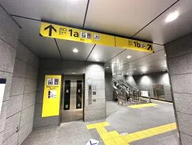 エレベーター、階段、エスカレーターで上がる