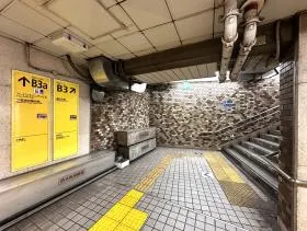 B3出入口を目指す