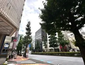 地上に出たら本郷通り沿いを直進する（靖国通り方面）