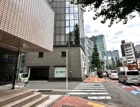 靖国通りの1つ手前で左に曲がれば当ビル着