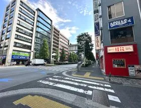 横断歩道を通過、もう少し直進すれば当ビル着