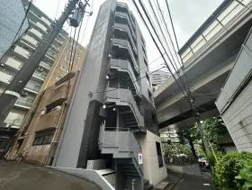 M.BALANCE+ JINGU KITASANDOビルの外観