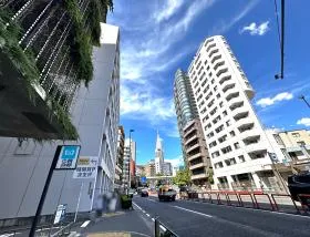 地上に出たら明治通り沿いを新宿方面に進む