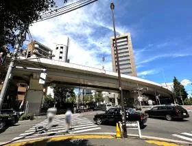 横断歩道を渡り、首都高速の高架下を通過して左に曲がれば当ビル着