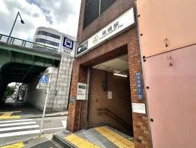 A4出入口から地上に出て右に進む（靖国通り沿いを市ヶ谷方面へ直進）
