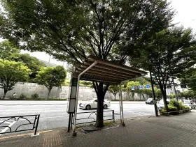 バス停を通過し、もう少し直進すれば当ビル着