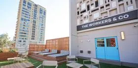 THE WORKERS&COビルの外観