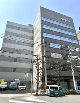 日教済会館ビルの外観