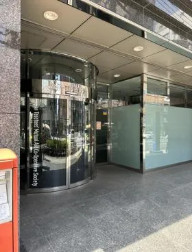 日教済会館ビルの外観