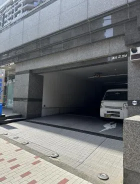 日教済会館ビルの外観