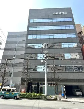 日教済会館ビルの外観