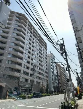 日教済会館ビルの外観